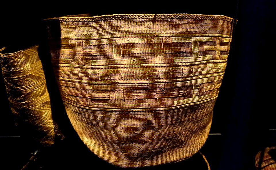 Basket, probably northwest North America - Etnografiska museet - Stockholm, Sweden - DSC01098