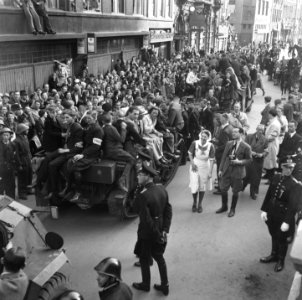 Bevrijdingsfeest in Den Haag Met enthousiaste burgers volgepakte Canadese voert, Bestanddeelnr 900-2883