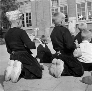 Bevrijdingsfeesten. Volendam viert de bevrijding. Kinderen kijken naar poppenkas…, Bestanddeelnr 900-5397
