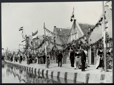 Bevrijdingsfeesten. Volendam viert feest. Door de versierde straten trekt Volend…, Bestanddeelnr 120-0906