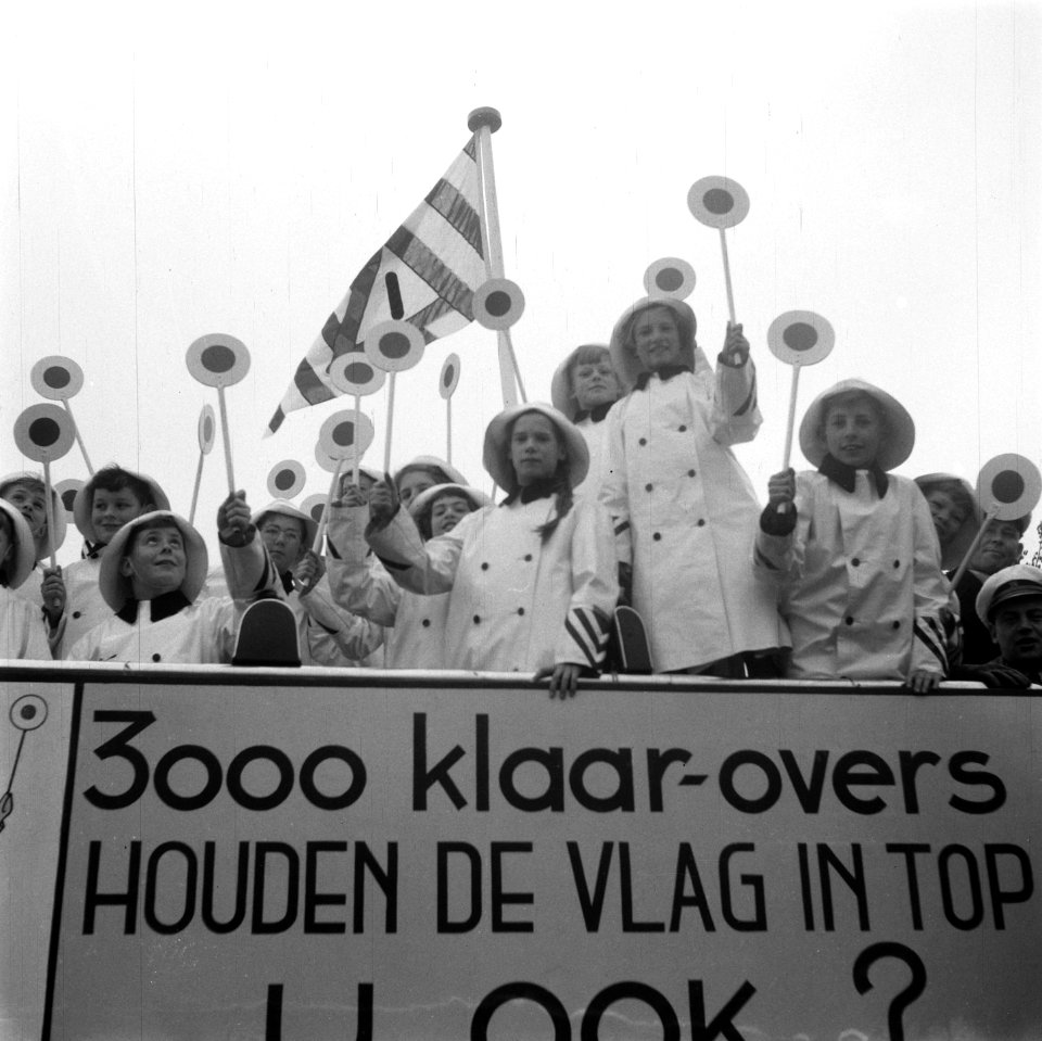 Bevrijdingsdag herdenking, optocht gemeente voertuigen, wagen met klaar-overs …, Bestanddeelnr 906-4488