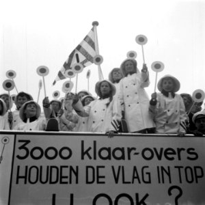Bevrijdingsdag herdenking, optocht gemeente voertuigen, wagen met klaar-overs …, Bestanddeelnr 906-4488