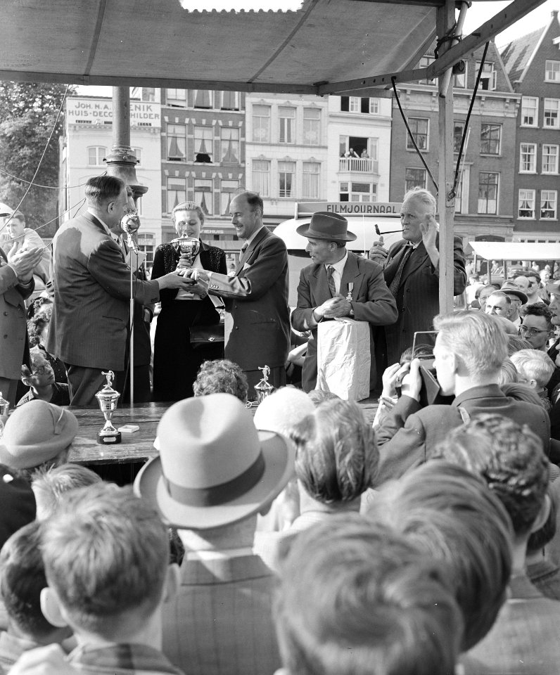 Bevrijdingsmarkt Amstelveld Amsterdam, strijd standwerker Nederland Belgie, Bestanddeelnr 906-4565