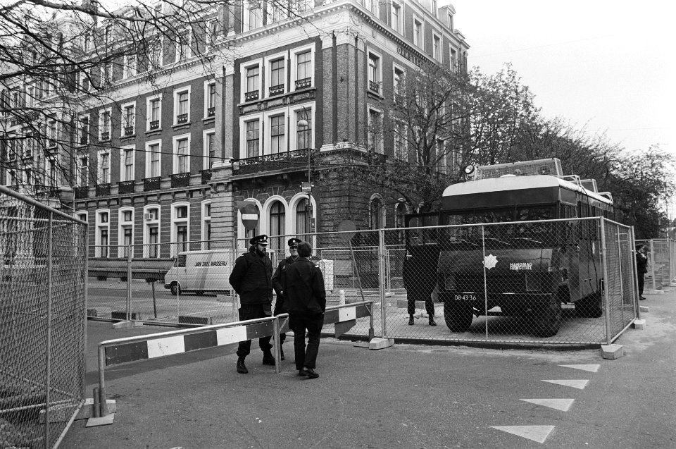 Bewaking Amstelkade i.v.m. verblijf gasten voor de troonwisseling de straat voo, Bestanddeelnr 930-7950