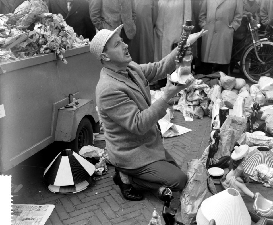 Bevrijdingsmarkt op het Amstelveld. Standwerker J. Schon in actie, Bestanddeelnr 912-4631