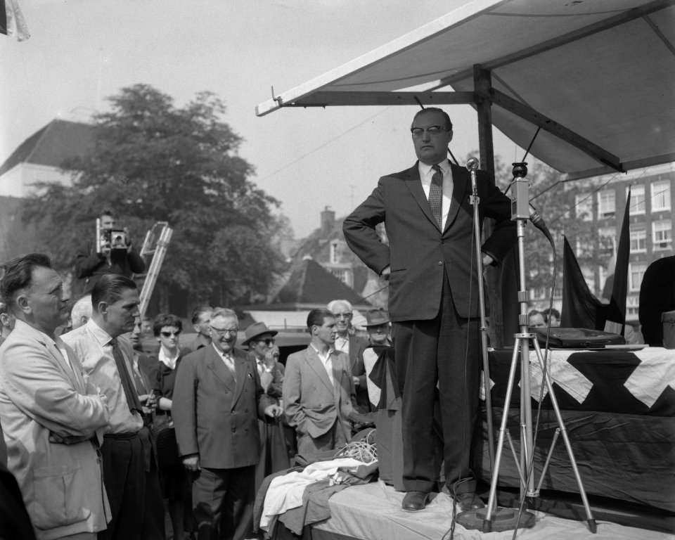 Bevrijdingstandwerkersmarkt op het Amstelveld. De burgemeester van Cuyk L.F.W. J, Bestanddeelnr 910-3603