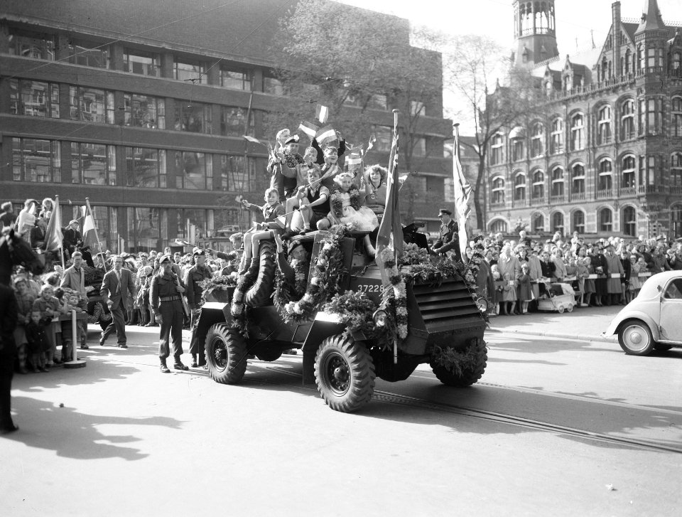 Bevrijdingsdag (10 jaar) tanks met kinderen, Bestanddeelnr 907-1174