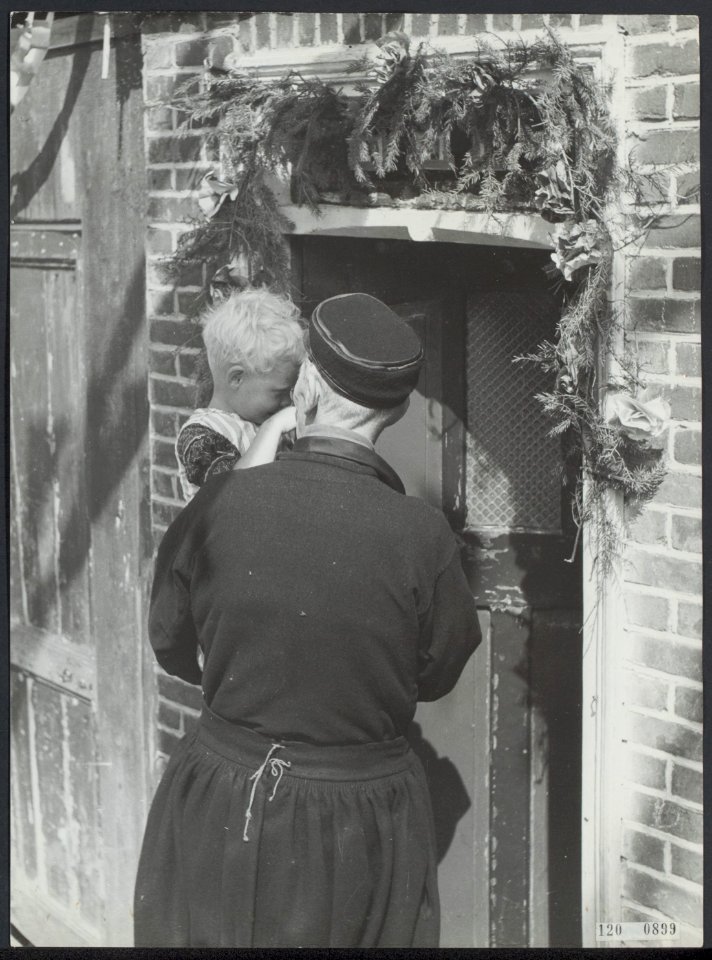 Bevrijdingsfeesten. Volendam viert de bevrijding. Man met kind, Bestanddeelnr 120-0899
