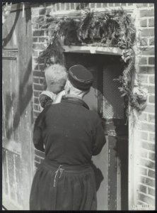 Bevrijdingsfeesten. Volendam viert de bevrijding. Man met kind, Bestanddeelnr 120-0899