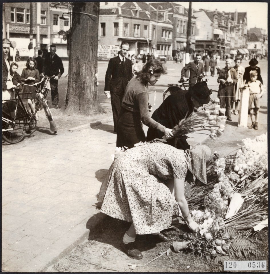 Bevrijdingsfeesten Haarlem. Ook Haarlem heeft zijn monument voor 8 helden op 7 m, Bestanddeelnr 120-0536
