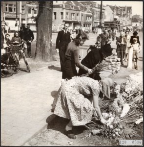 Bevrijdingsfeesten Haarlem. Ook Haarlem heeft zijn monument voor 8 helden op 7 m, Bestanddeelnr 120-0536