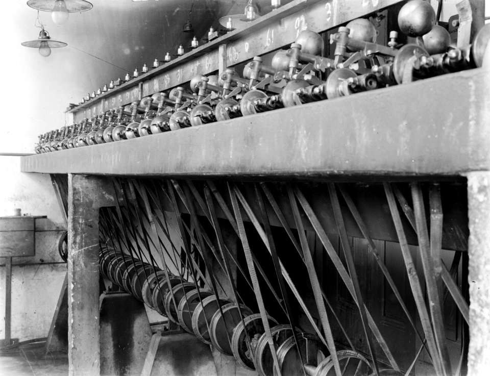 Bewerkingsmachine in de diamantindustrie bij Van Moppes in Amsterdam, Bestanddeelnr 252-0340