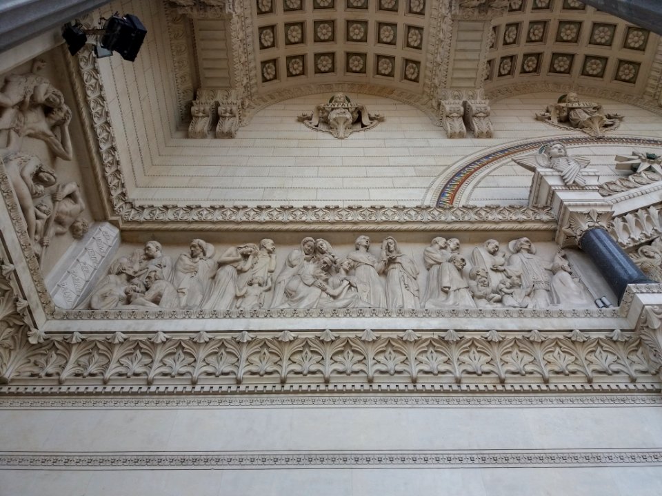 Basilique Notre-Dame de Fourvière - Frontispice - Relief - Côté gauche
