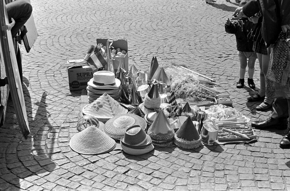 Bevrijdingsdag in Amsterdam, feestmutsen liggen te wachten op de klanten, Bestanddeelnr 920-3057