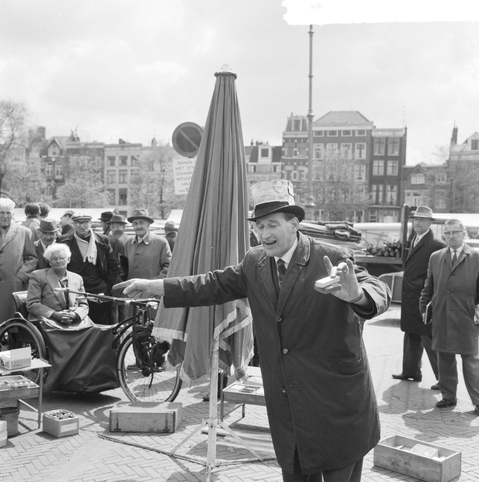 Bevrijdingsmarkt op het Amstelveld, standwerker Schon, Bestanddeelnr 917-7479
