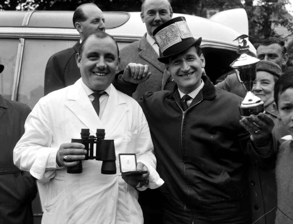 Bevrijdingsmarkt op Amstelveld, de eerste prijs voor F van de Linden (links) en, Bestanddeelnr 916-4239