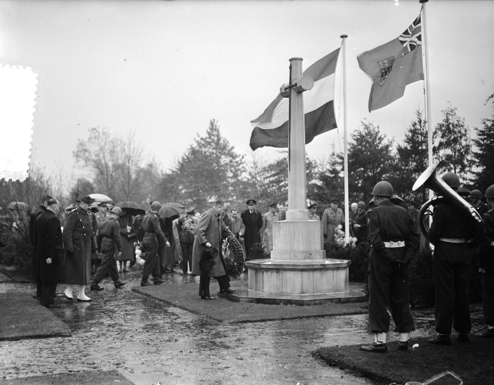 Bevrijdingsfeest (10 jaar) Tilburg, kranslegging door de Britse ambassadeur in N, Bestanddeelnr 906-8093