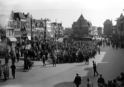 Bevrijdingsfeest Leeuwarden Publiek wacht op intocht, Bestanddeelnr 900-2702