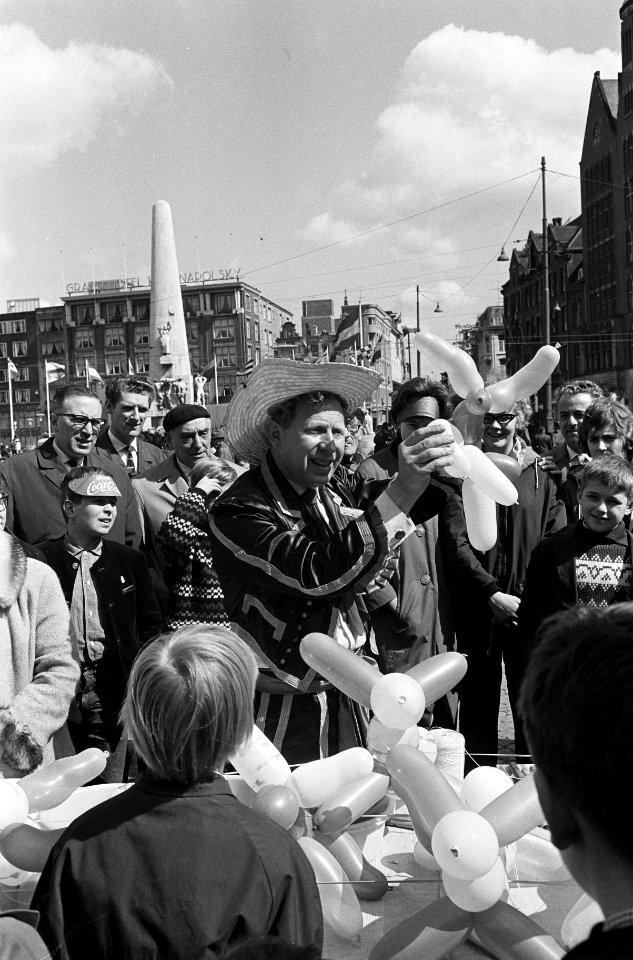 Bevrijdingsfeesten op de Dam met handelaar in feestartikelen, Bestanddeelnr 916-3979