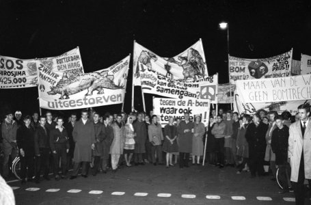 Betogers met spandoeken tijdens een anti-atoombomdemonstratie in Den Haag, Bestanddeelnr 913-1092