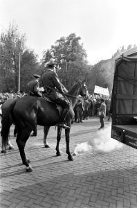 Betogende studenten worden begeleid door politie te paard, Bestanddeelnr 919-6093