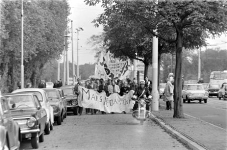 Betogende studenten lopen met spandoeken door Den Haag, Bestanddeelnr 919-6090
