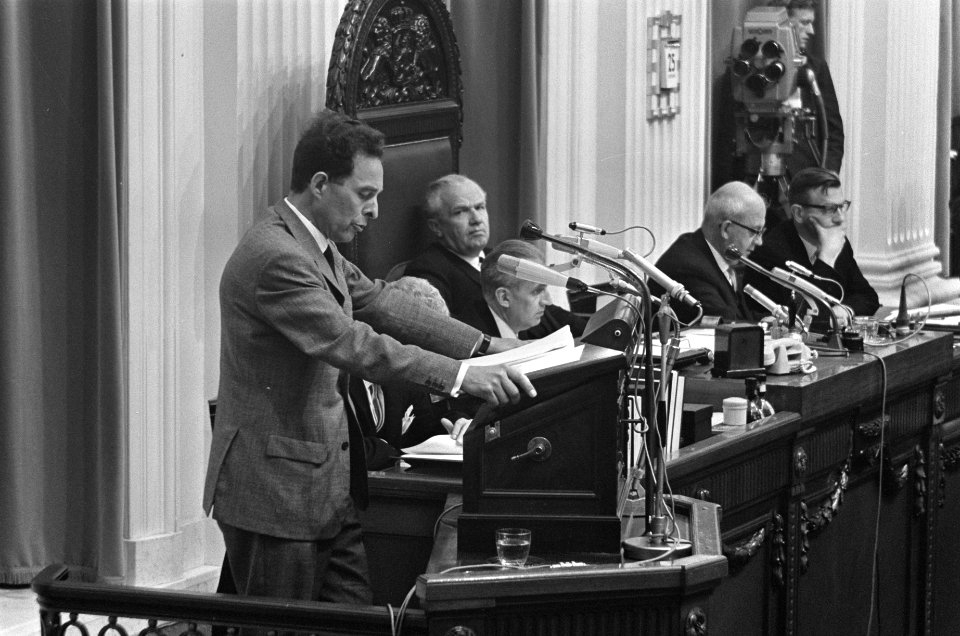 Bespreking loon- en prijsbeleid in Tweede Kamer in Den Haag Theo van Lier (PvdA, Bestanddeelnr 919-1899