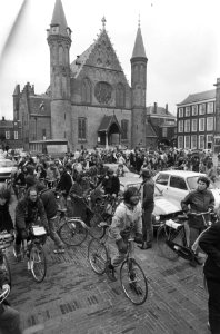 Betogende leerlingen verplaatsen zch per fiets, Bestanddeelnr 930-1428