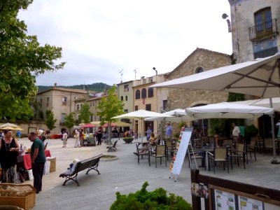 Besalú - Plaça Prat de Sant Pere 1