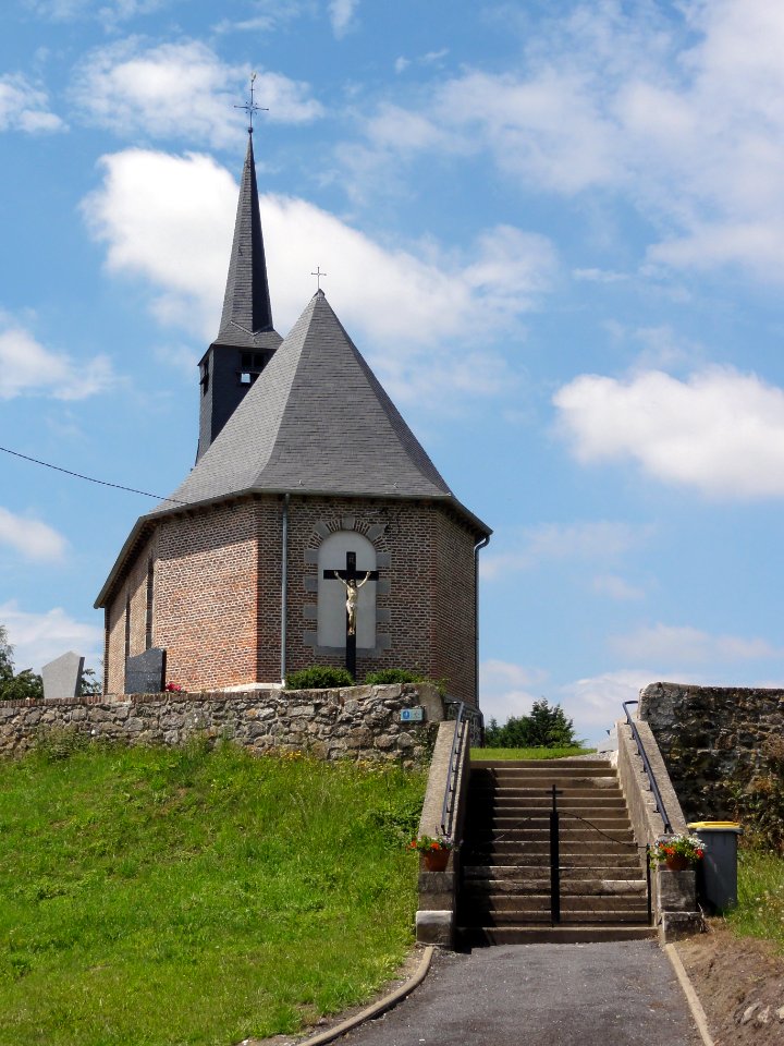 Bersillies (Nord, Fr) église, chevet avec croix extérieur