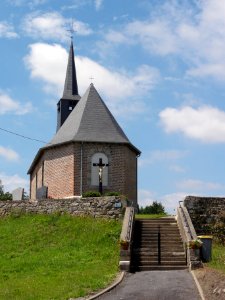 Bersillies (Nord, Fr) église, chevet avec croix extérieur