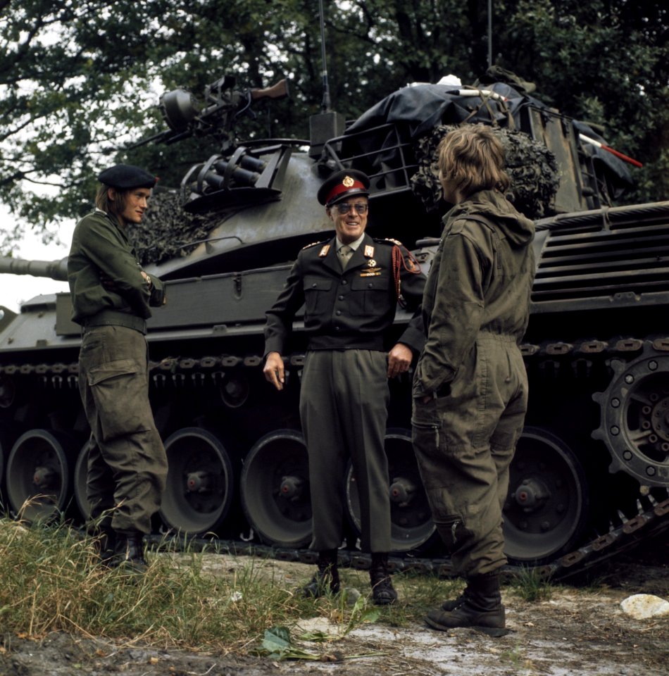 Bernhard bezoekt Nederlandse militairen die deelnemen aan NAVO legeroefening Big, Bestanddeelnr 254-9312