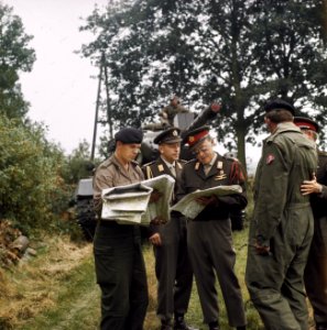 Bernhard bezoekt Nederlandse militairen die deelnemen aan NAVO legeroefening Big, Bestanddeelnr 254-9314