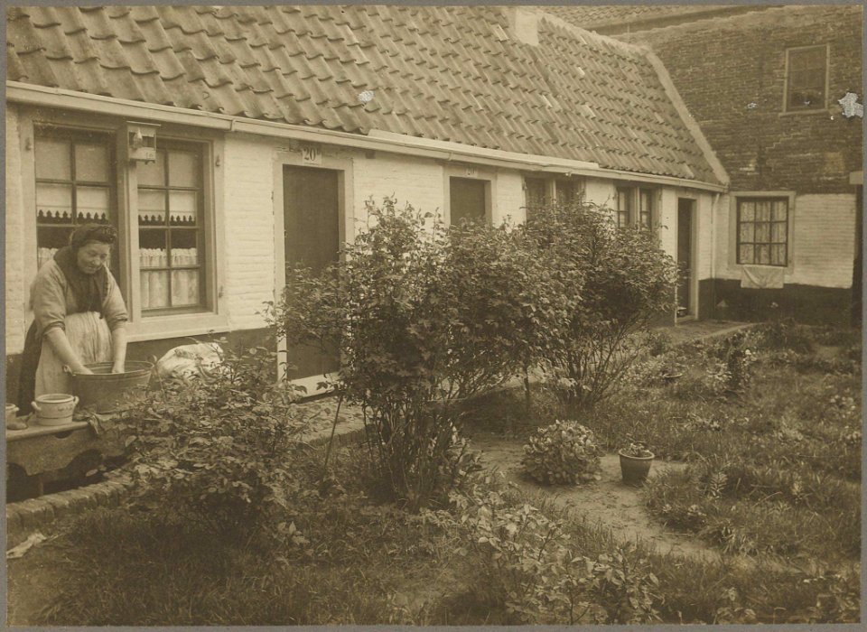 Binnentuin van het Hofje Het Lam, dat in 1935 werd afgebroken, Inventarisnummer NL-HlmNHA 07060