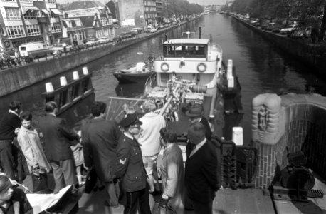 Binnenvaarttanker is vastgelopen onder een van de houten steigers van de brug in, Bestanddeelnr 922-3797