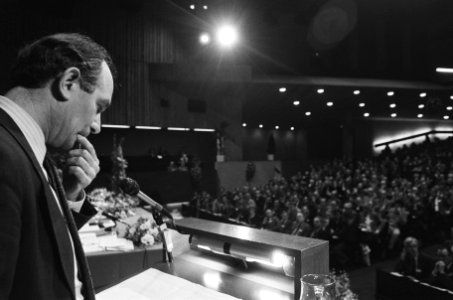 Bert de Vries spreekt de zaal toe, Bestanddeelnr 933-5902
