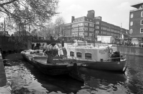 Binnenvaarttanker is vastgelopen onder een van de houten steigers van de brug in, Bestanddeelnr 922-3801