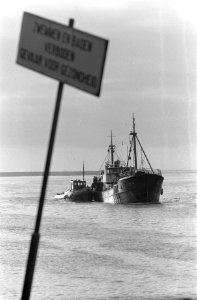 Binnenslepen te IJmuiden van de Vlaardingen 84 , Jan senior, Bestanddeelnr 912-1579