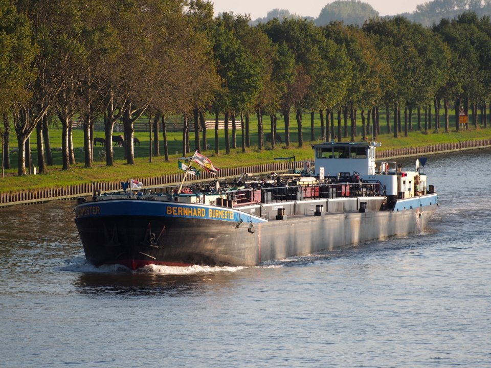 Bernhard Burmester ENI 08043015 at the Amsterdam-Rhine Canal, pic1