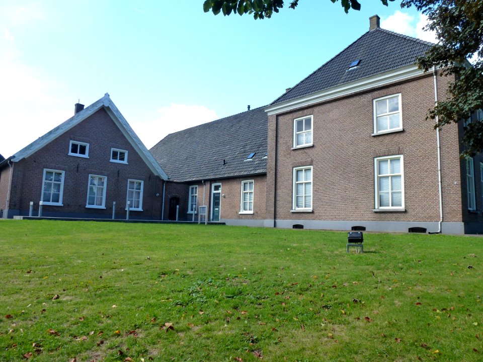 Beuningen (Gld) Wilhelminalaan 2, 2a-d, 4 Den Blanckenburgh, nr 2 hoofdgebouw + nr 2a-d schuren