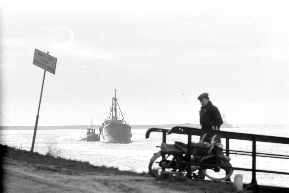 Binnenslepen te IJmuiden van de Vlaardingen 84 , Jan senior, Bestanddeelnr 912-1578