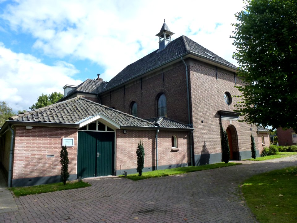 Beuningen (Gld) NH kerk, Kerkplein 7 en 9 voor links