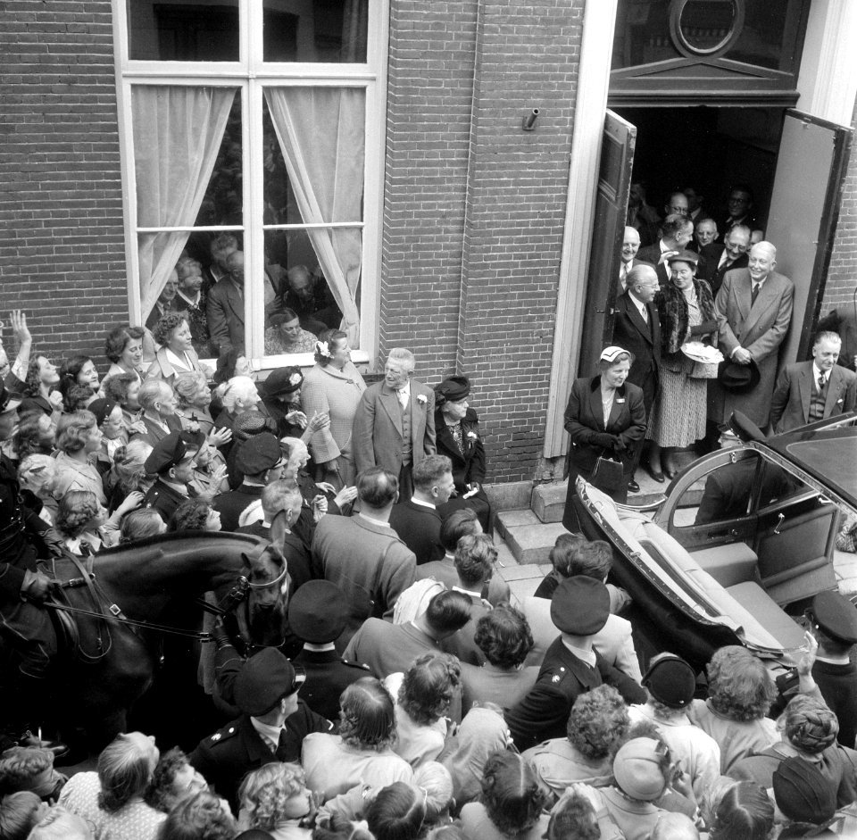 Bezoek koningin Juliana aan een sociëteit voor ouden van dagen in de Jordaan, Bestanddeelnr 905-9524