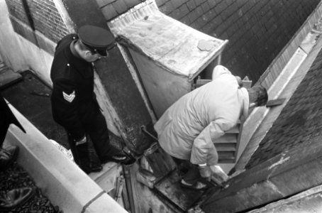 Bezetting Maagdenhuis Amsterdam, door studenten politie op dak Maagdenhuis, uit , Bestanddeelnr 922-4350