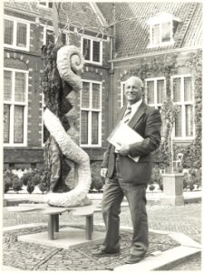 Binnenplaats Frans Halsmuseum met op de fotoo Dhr. Bakker. NL-HlmNHA 54021218