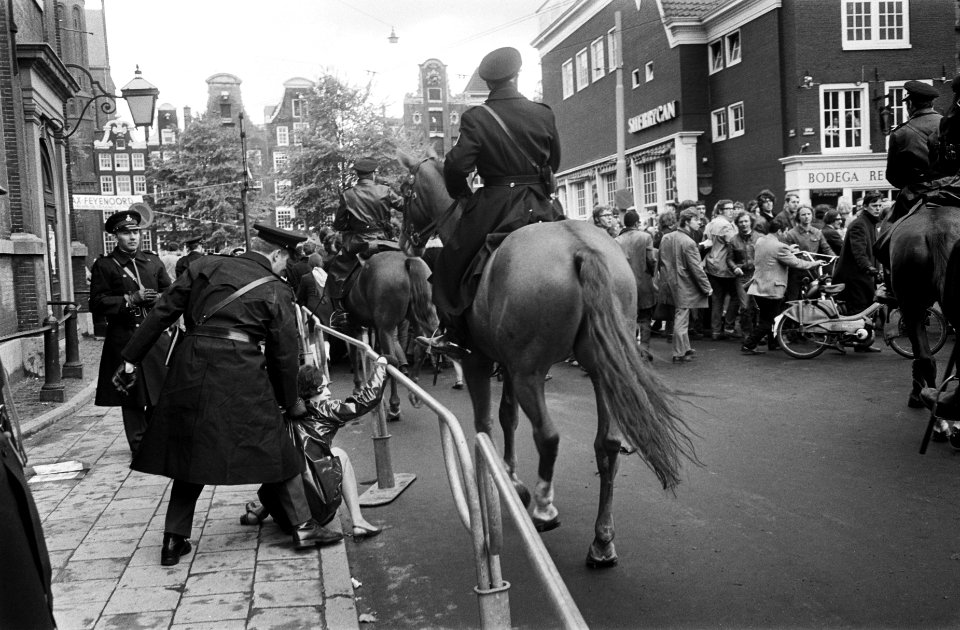Bezetting Maagdenhuis Amsterdam, door studenten politie te paard bij de dranghek, Bestanddeelnr 922-4344