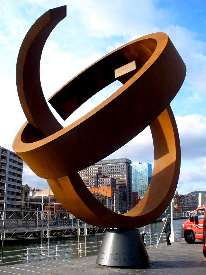 Bilbao - Campo de Volantin 1, escultura de Jorge Oteiza
