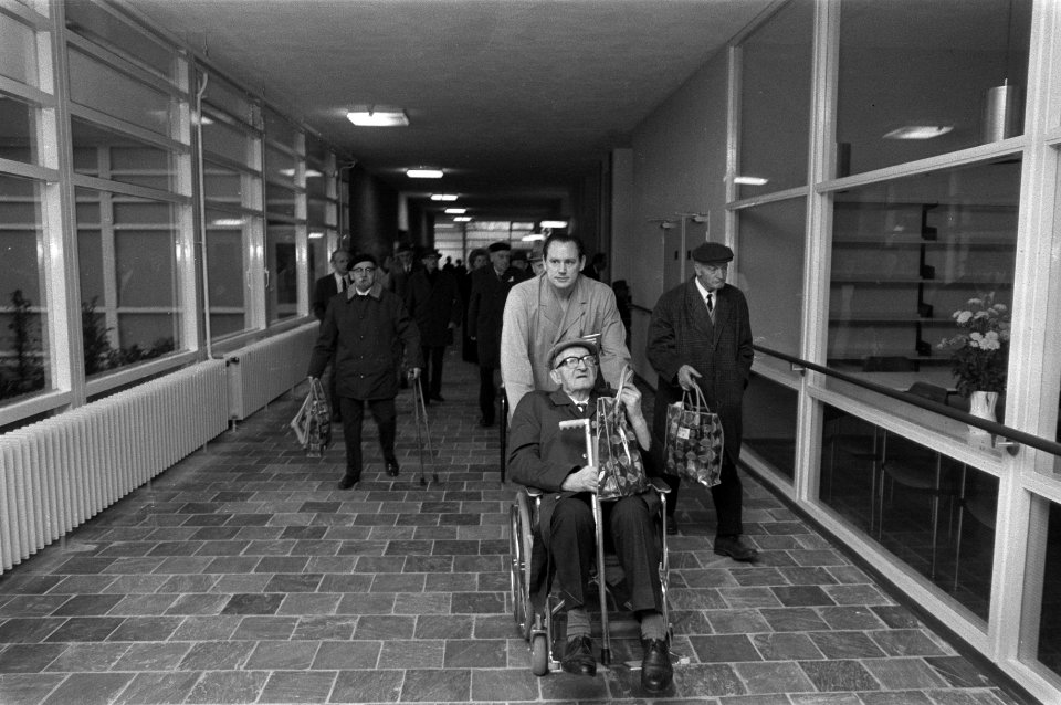 Bewoners van bejaardentehuis in Roeterstraat verhuizen na Flevohuis Amsterdam, b, Bestanddeelnr 925-2211