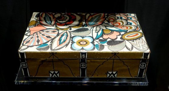 Biscuit box for the Hermann Bahlsen Company, by Emanuel Josef Margold, c. 1912-1915, tinplate and paper - Museum Künstlerkolonie Darmstadt - Mathildenhöhe - Darmstadt, Germany - DSC06073