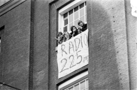 Bezetting Maagdenhuis Amsterdam, door studenten raam Maagdenhuis met bord Radio, Bestanddeelnr 922-4345
